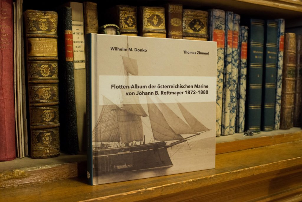 Wilhelm M. Donko und Thomas Zimmel: Flotten-Album der österreichischen Marine von Johann B. Rottmayer 1872-1880, Fidelitas Verlag, Wien 2018, 218 Seiten