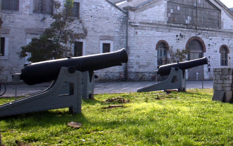 Glattrohr Artillerie im Arsenal Pola