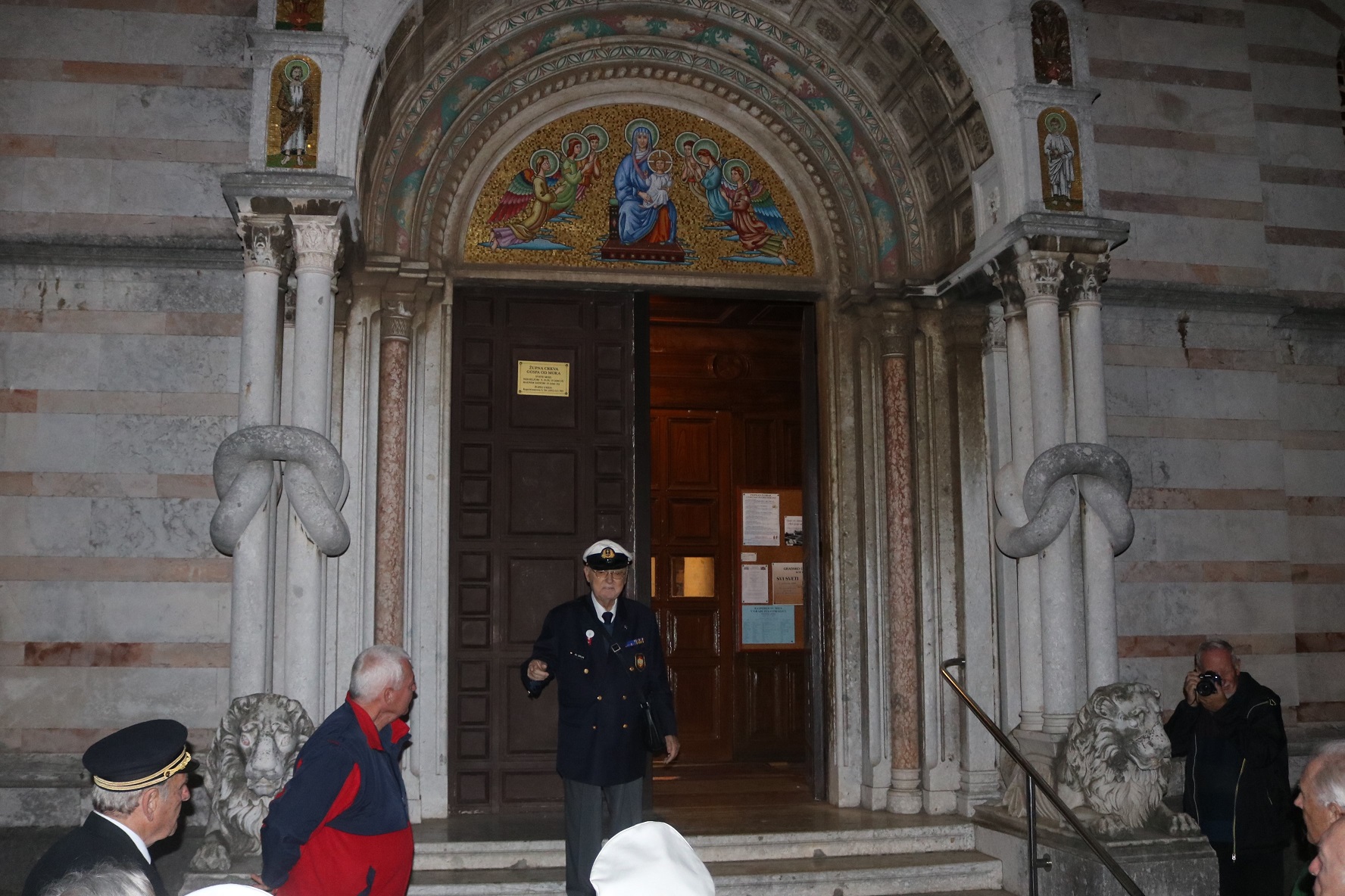 DI Dr. Herwig F. Brun am Portal der Marinekirche in Pola