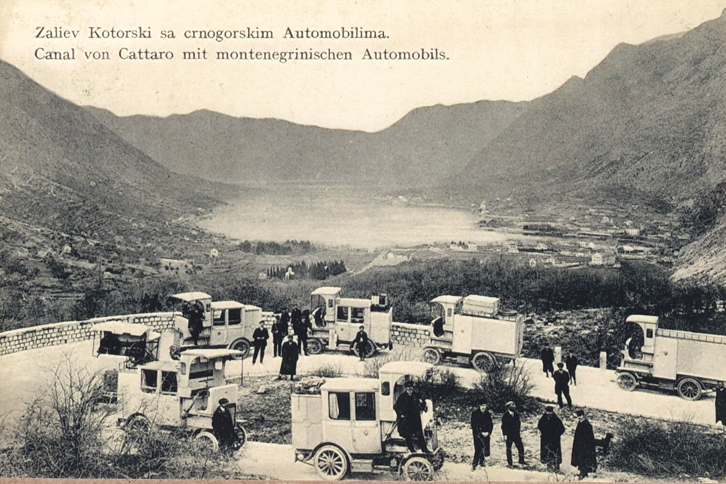 ,Cerna Hora-Montenegro'-Omnibusse und -Transporter: Fünf Busse und zwei Lieferwagen vom Typ Laurin & Klement E ,Cerna Hora-Montenegro' in der Serpentine über der Bucht von Kotor