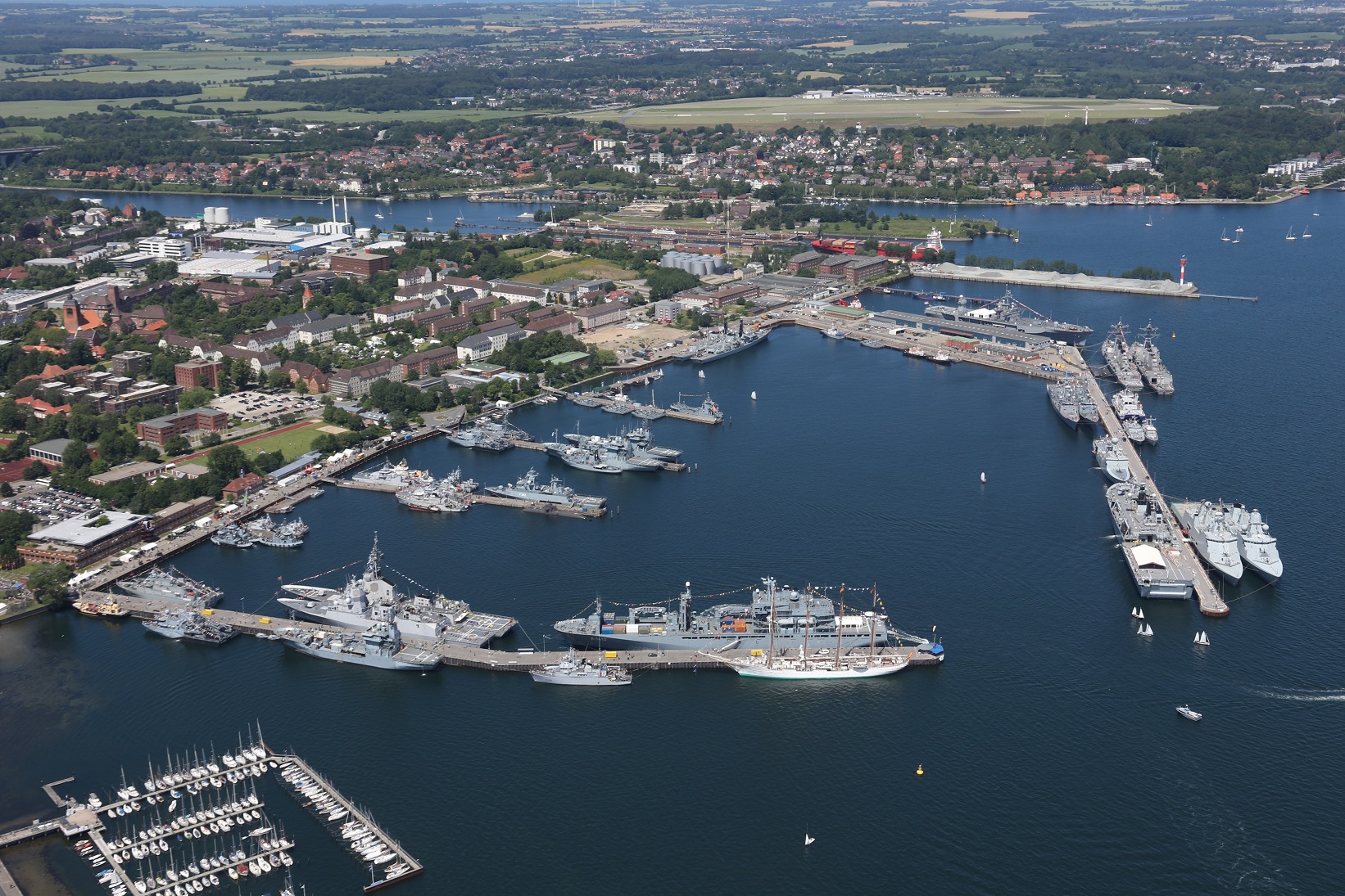 Luftaufnahme vom Marinestützpunkt Kiel mit den Gastschiffen zu Zeiten der Kieler Woche 2019, am 21.06.2019.