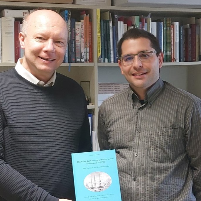 Herausgeber Thomas Zimmel (li.) und DDr. Martin Krenn, der Direktor des Archivs für Wissenschaftsgeschichte am NhM Wien