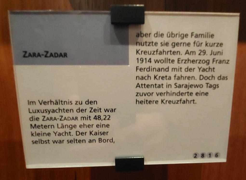 Beschriftung des Deckshauses des k.u.k. Finanzwache-Dampfers Zara-Zadar im Deutschen Technik Museum Berlin